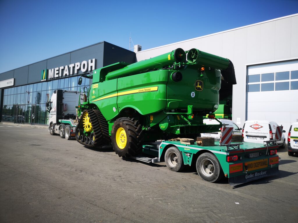 Transportation of agricultural equipment — photo 2